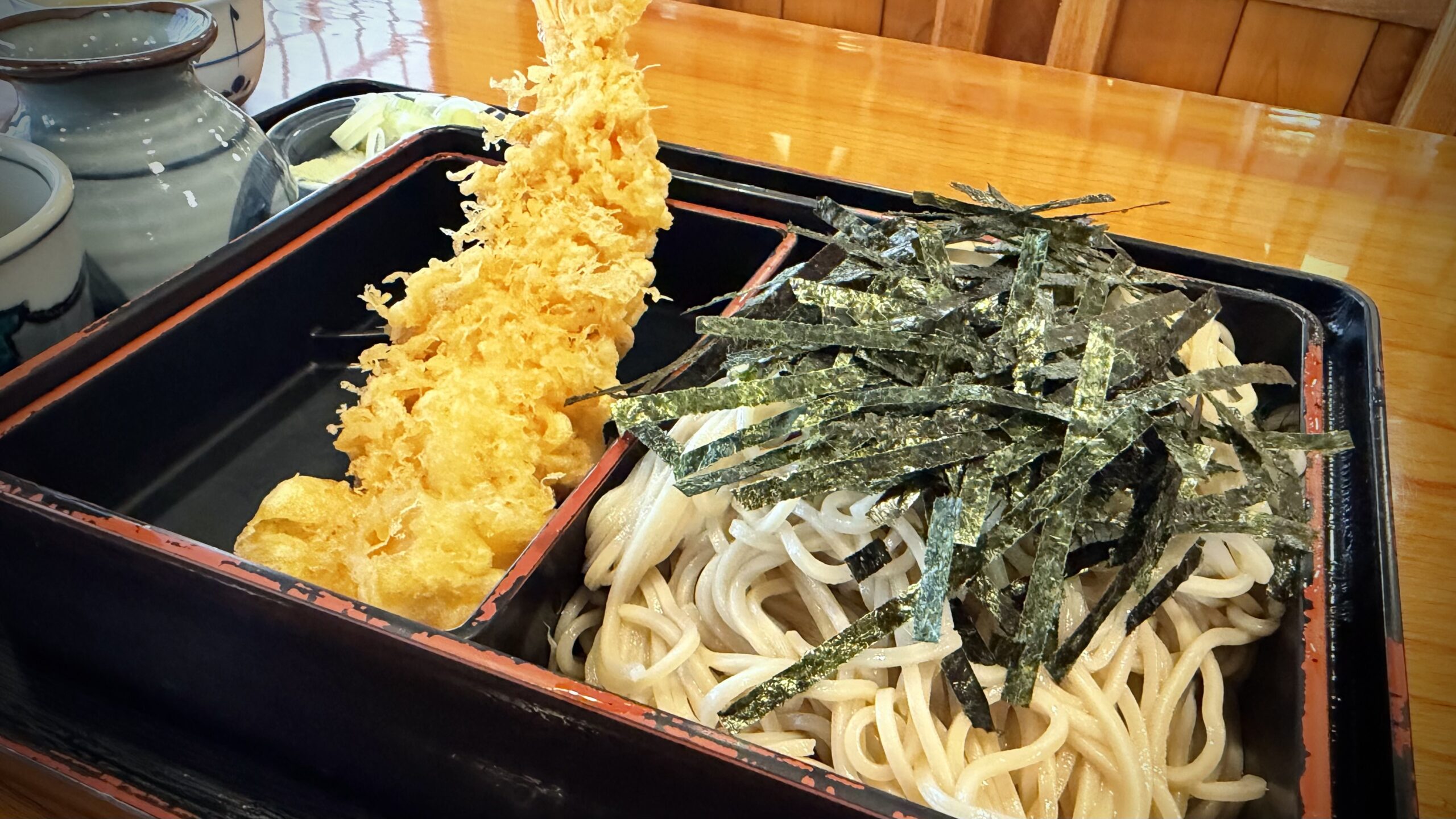 コシの強い蕎麦と大きな海老天ぷら