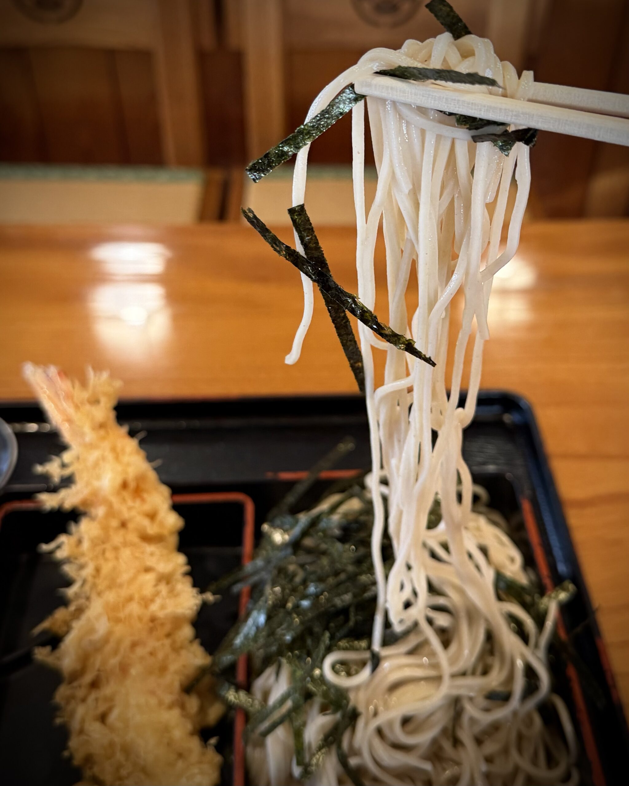 コシの強い蕎麦と大きな海老天ぷら