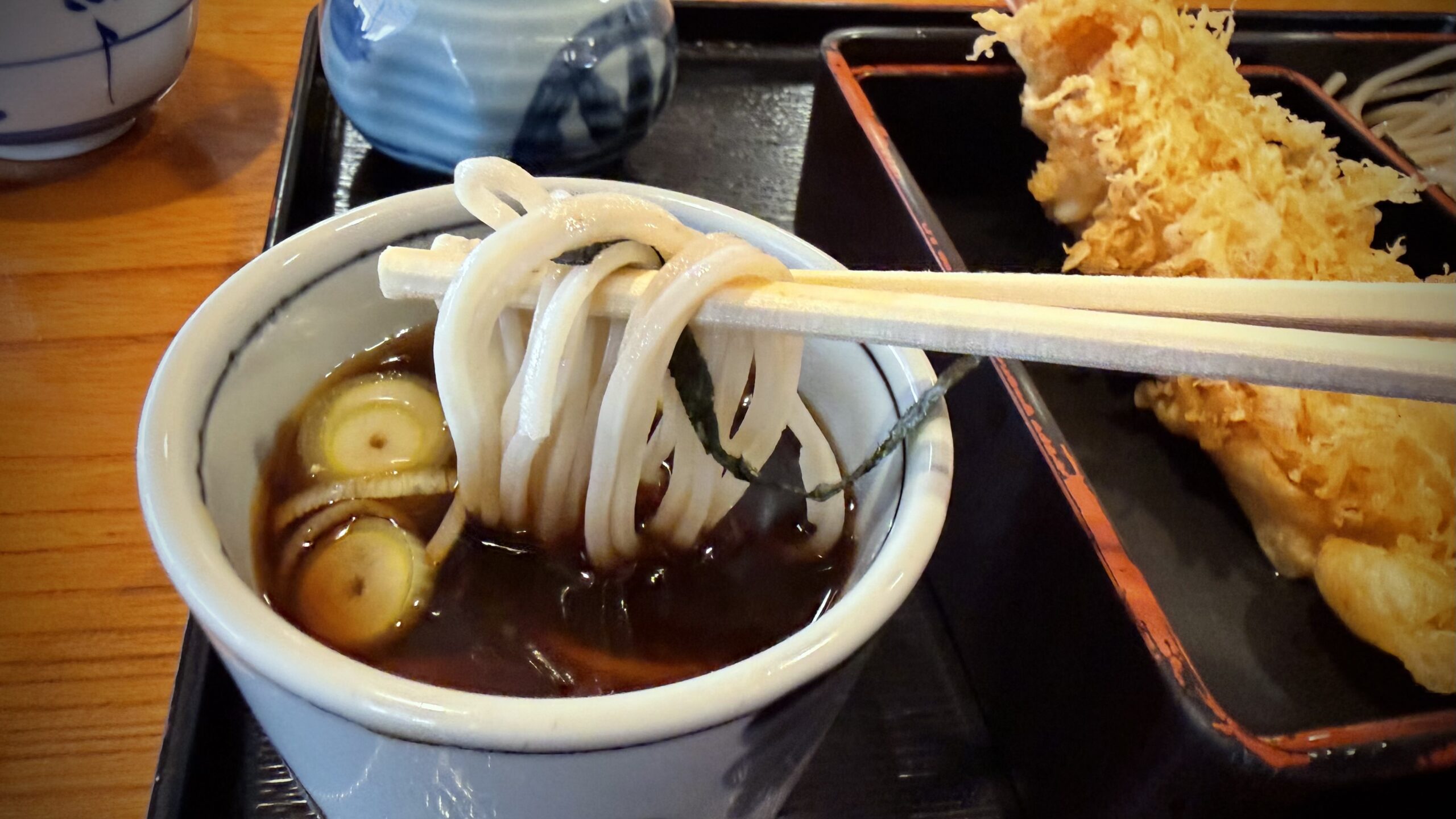 コシの強い蕎麦と大きな海老天ぷら