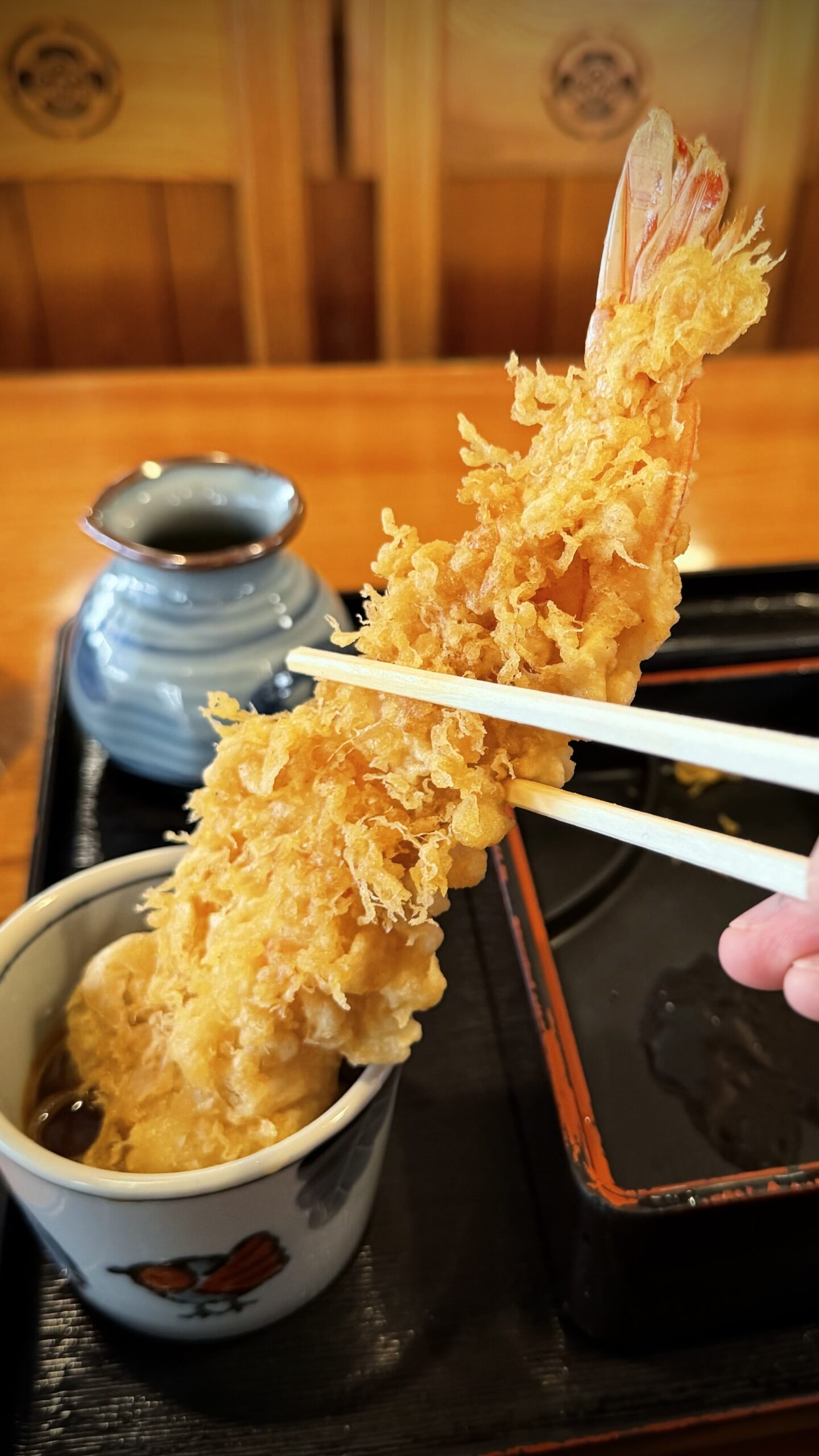 コシの強い蕎麦と大きな海老天ぷら