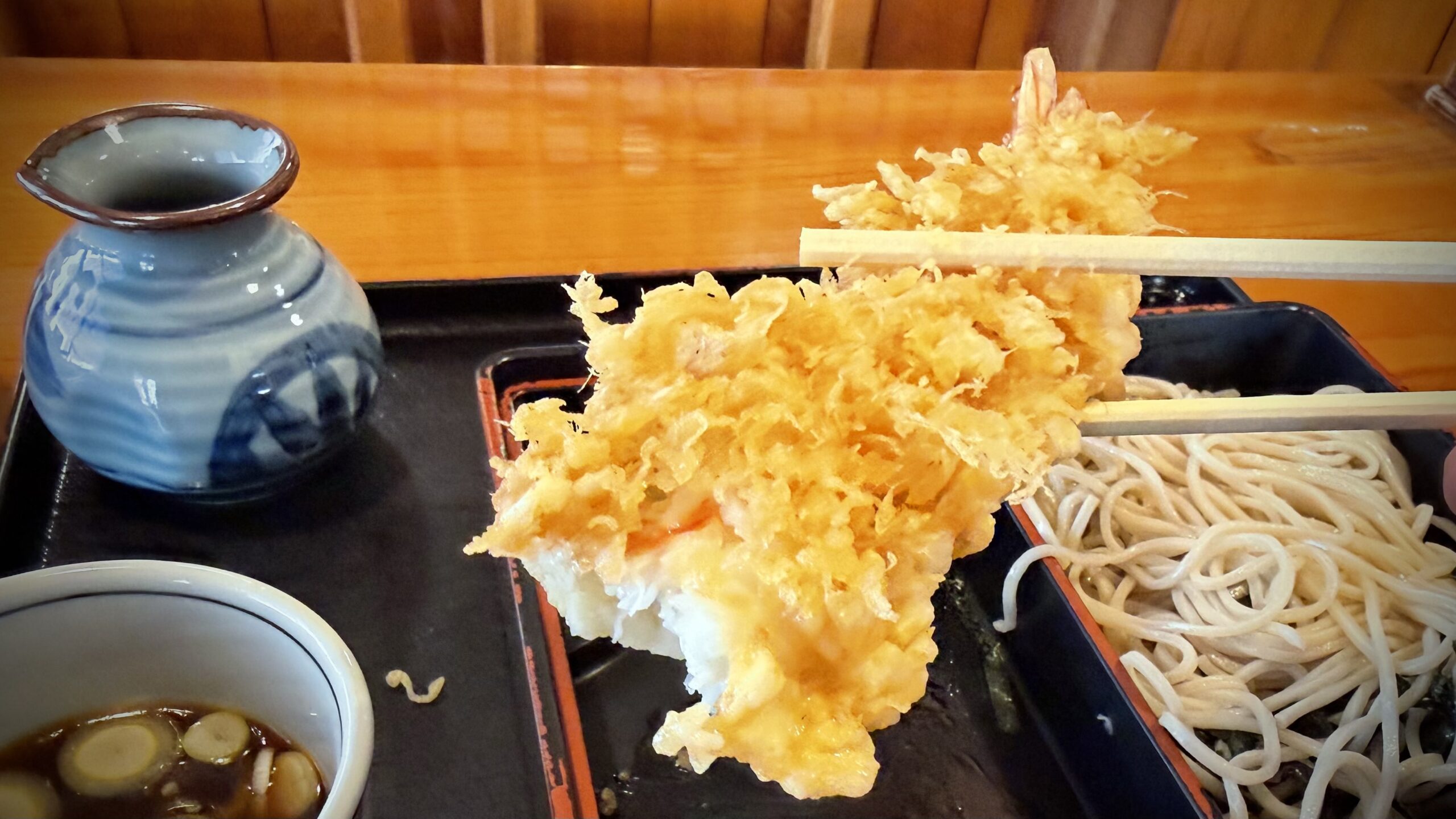 コシの強い蕎麦と大きな海老天ぷら