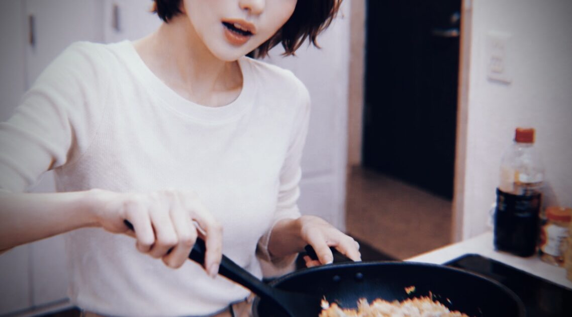 短編スマホ小説：恋をする余裕なんてない朝に、私はおこわを炒めていた。