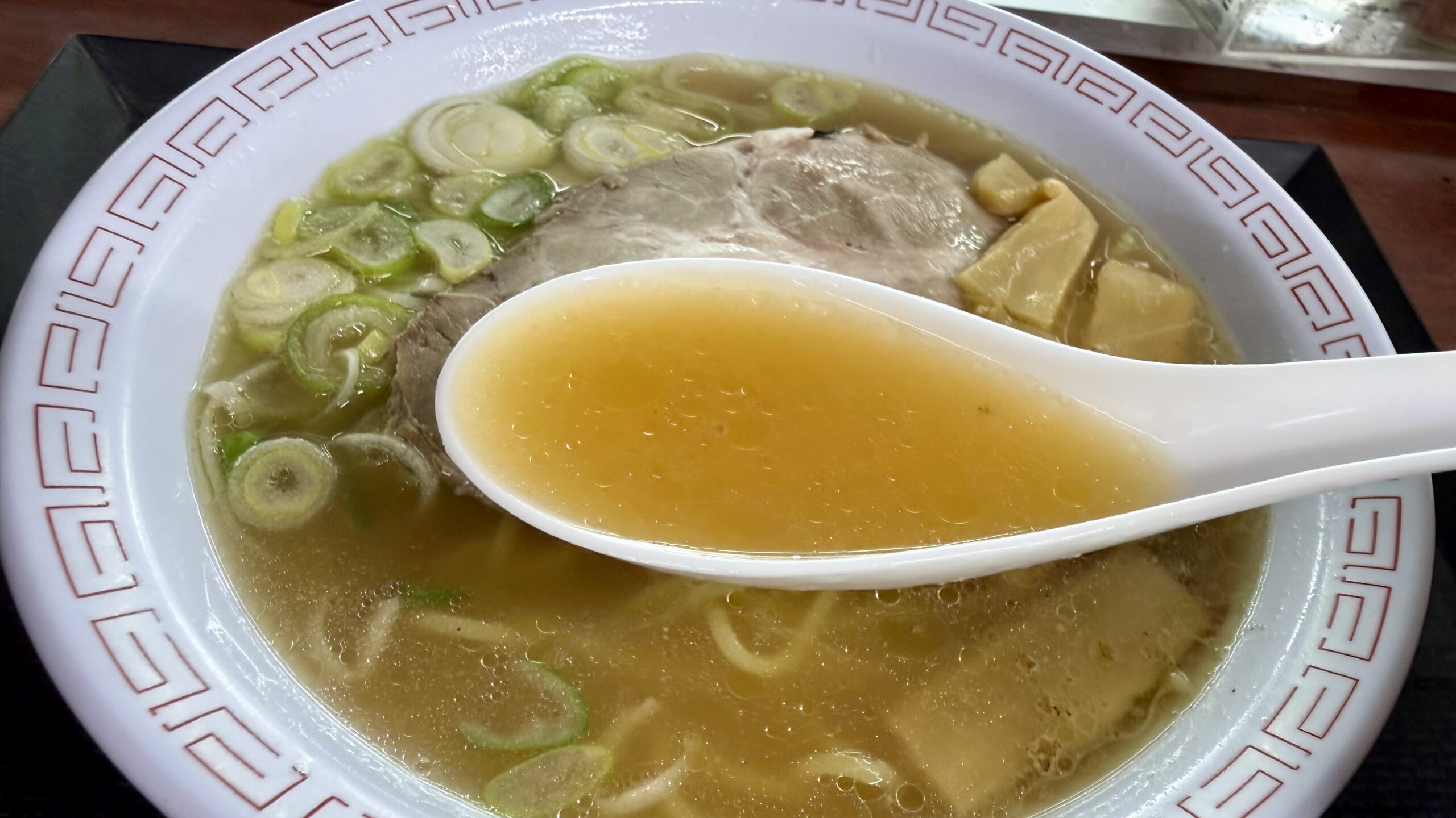 スープと麺の味は想像よりこってり寄り