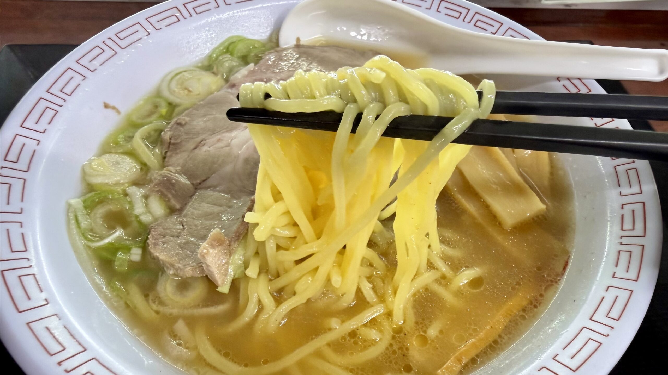 スープと麺の味は想像よりこってり寄り