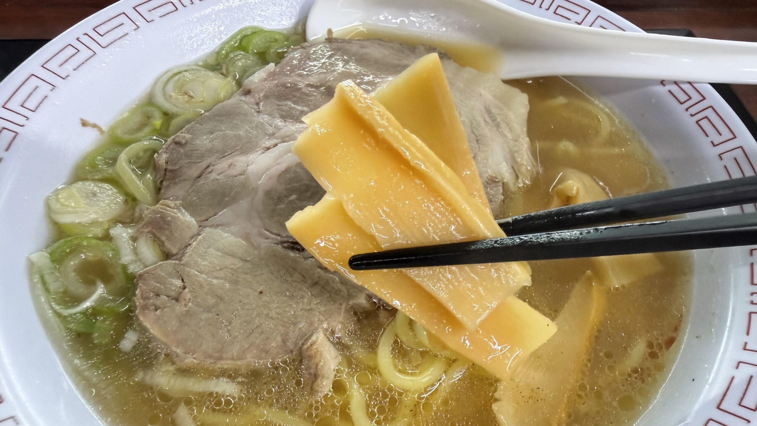 スープと麺の味は想像よりこってり寄り