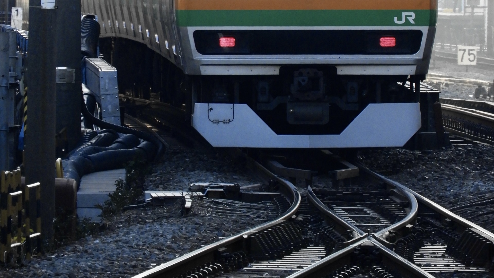 終点前の電車がゆっくり走るのはなぜなのか