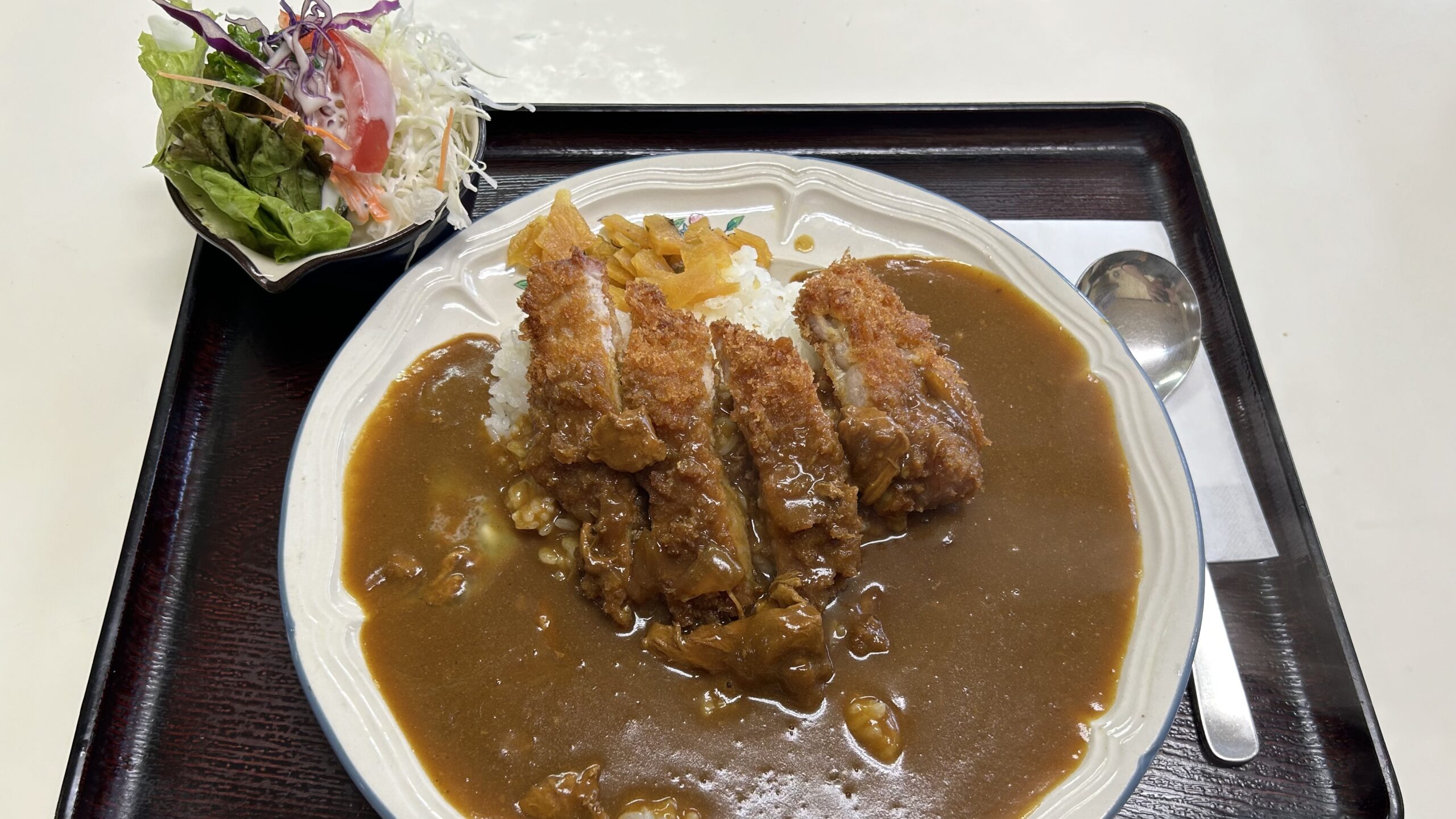 見た目は最後まで怖かったけど…カツカレーは美味かった