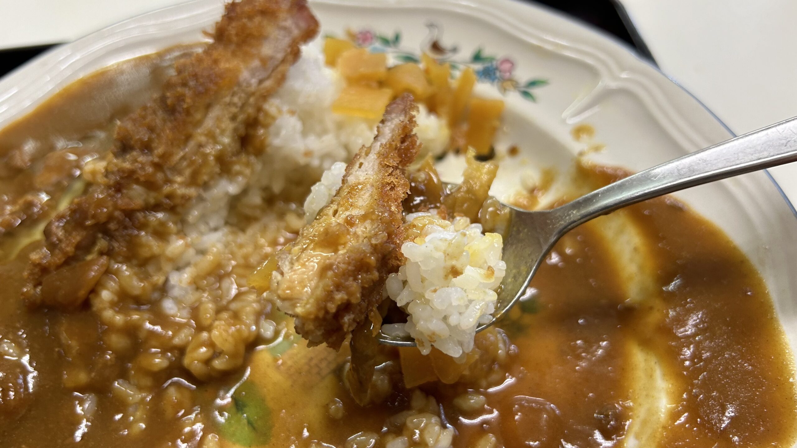 見た目は最後まで怖かったけど…カツカレーは美味かった