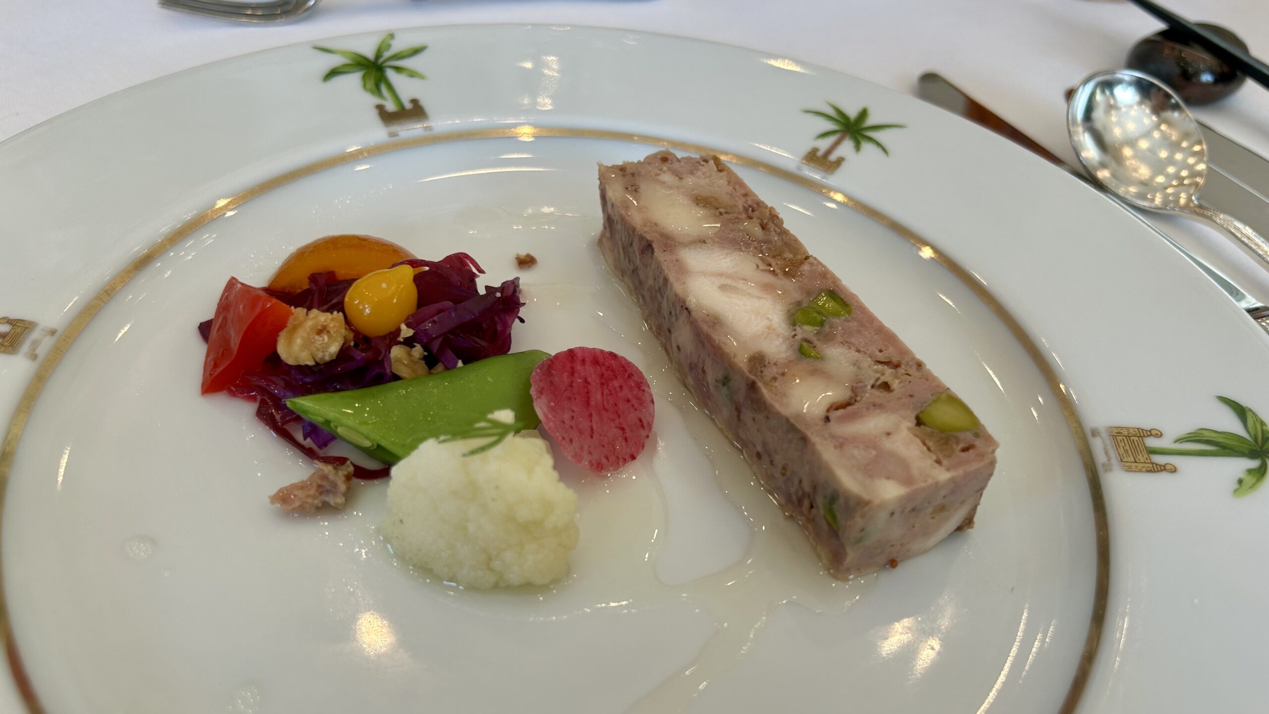 なぜ結婚式場や披露宴の料理は「まずい」のか