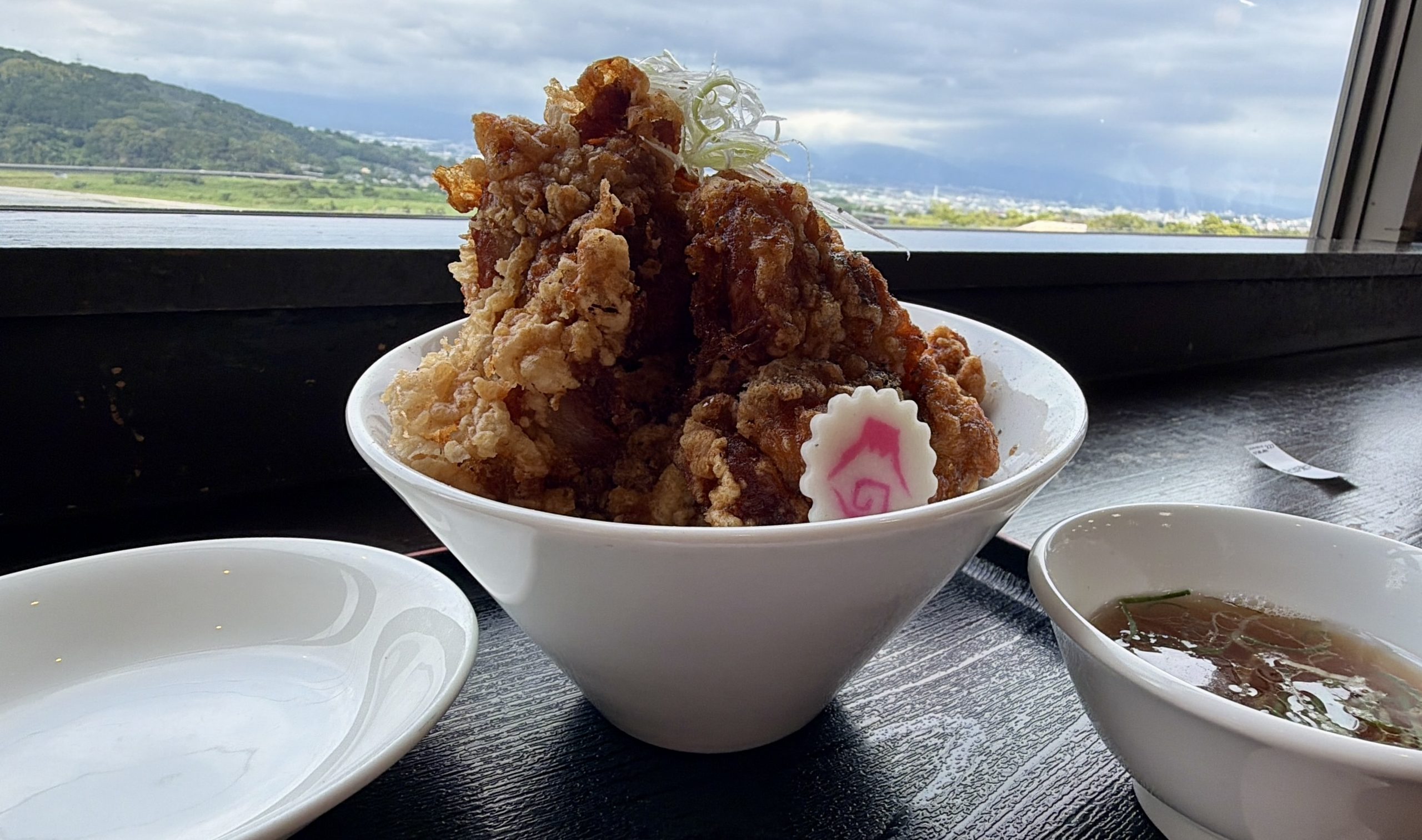 見られなかった富士山を唐揚げ丼で回収する
