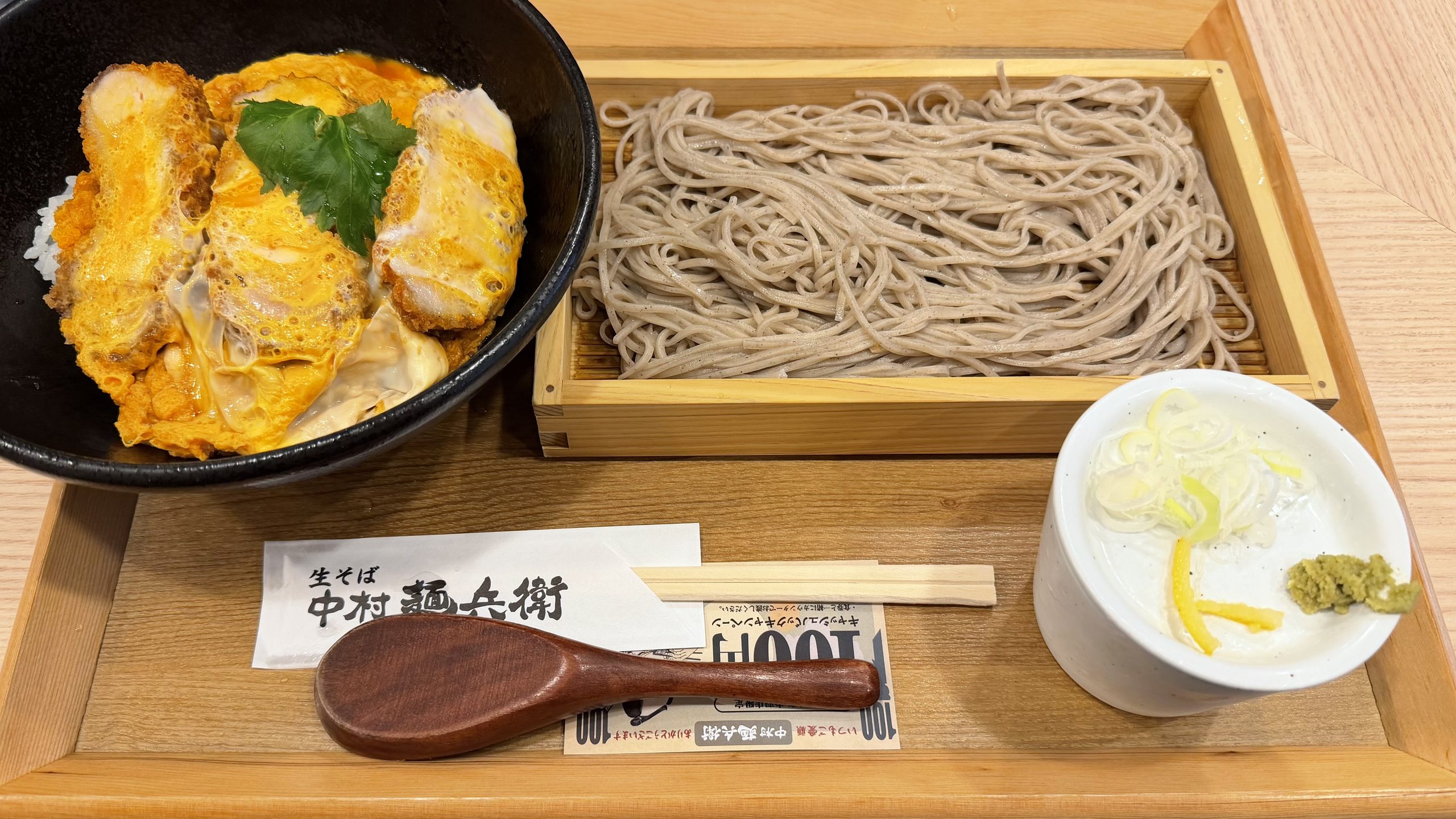 名物の「厚みカツ丼と冷たいそば」を食べた感想