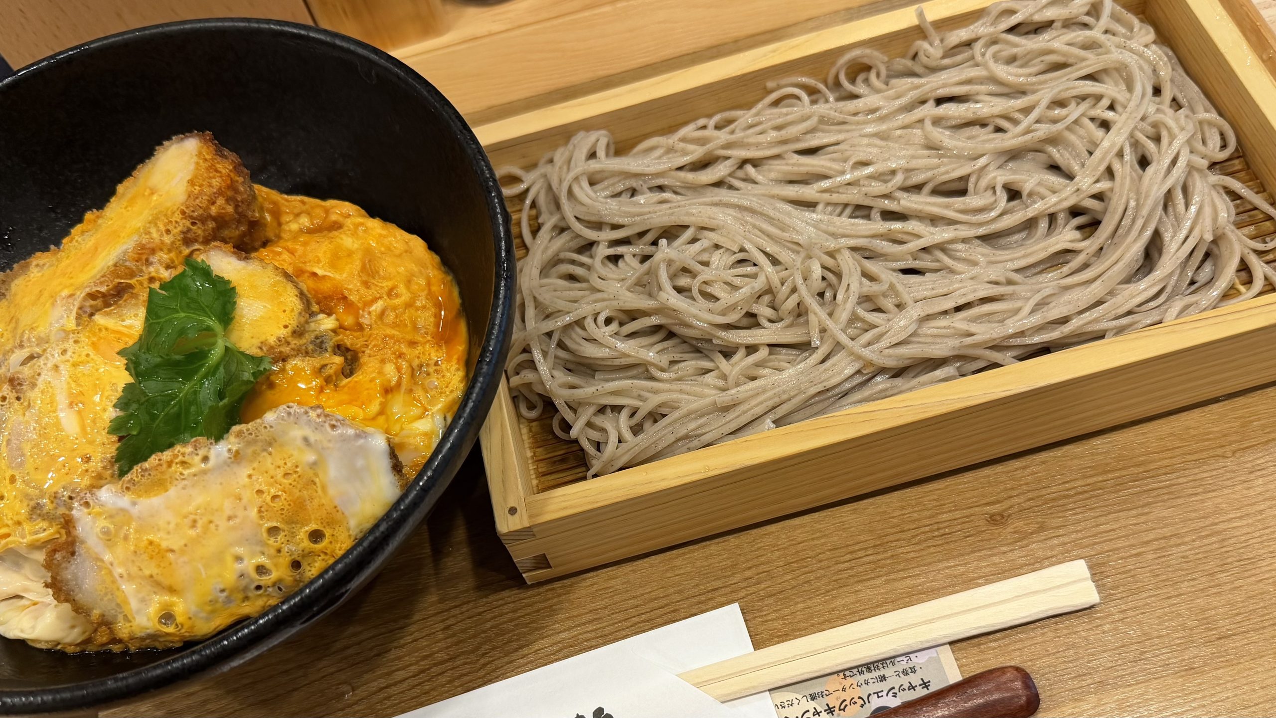 名物の「厚みカツ丼と冷たいそば」を食べた感想